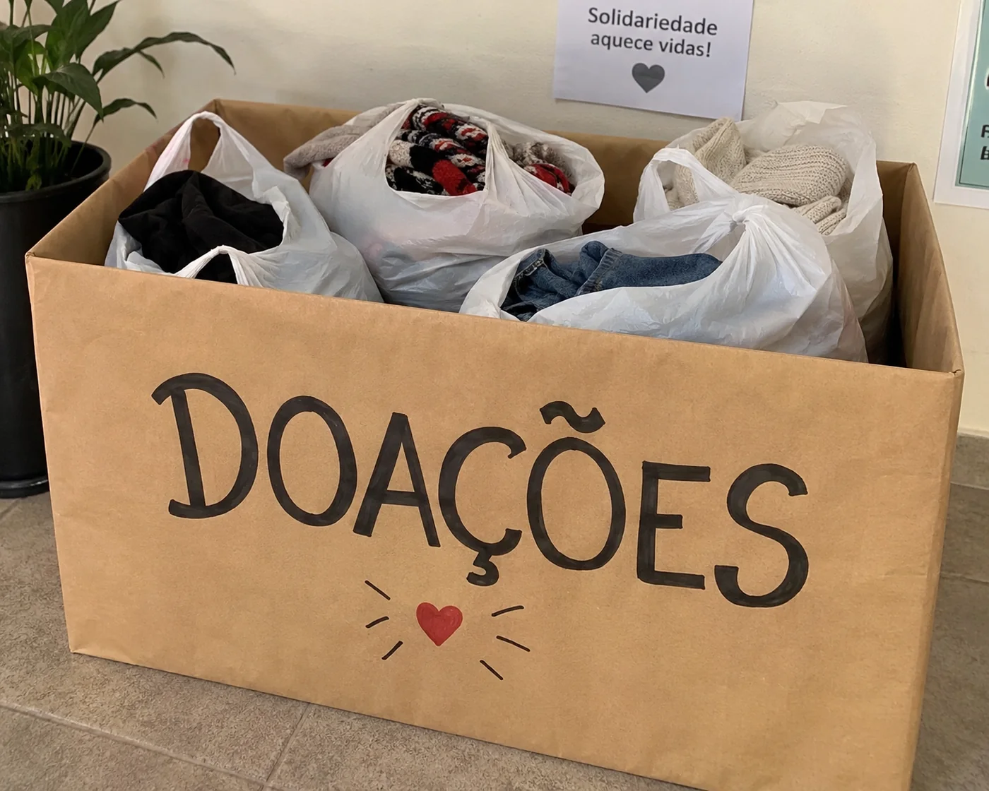 Caixa com roupas separadas para doação