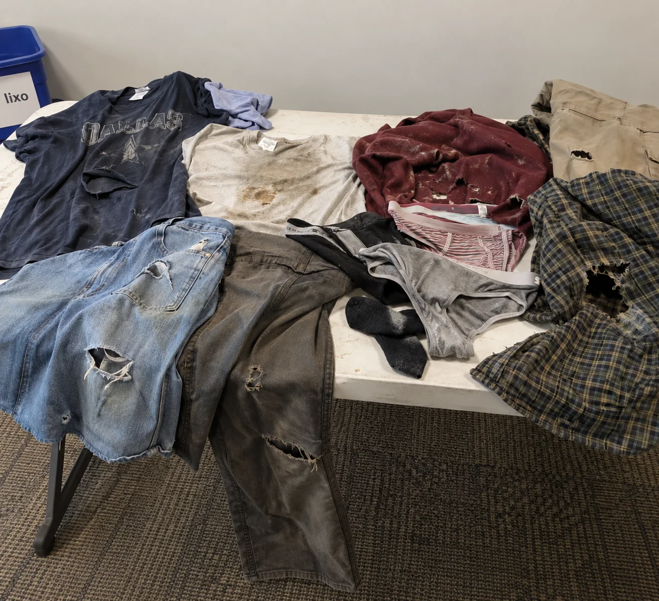 Roupas danificadas e sujas, inadequadas para doação