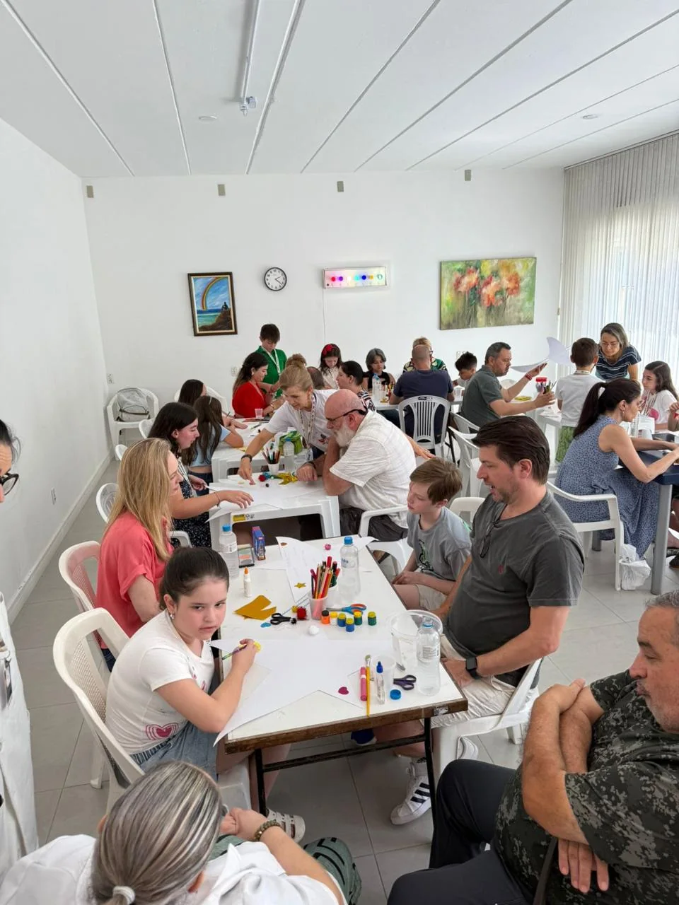 Encontro com várias mesas de atividades na Casa