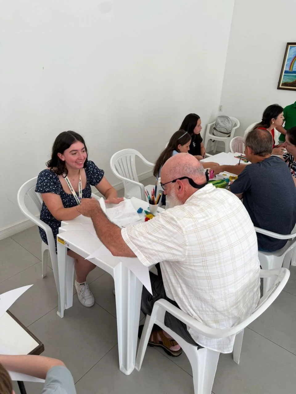 Participantes reunidos à mesa em atividade comunitária