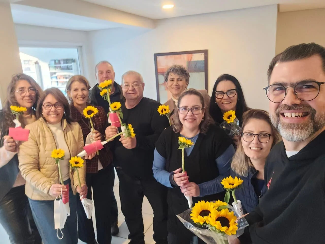 Grupo de voluntários com flores artesanais