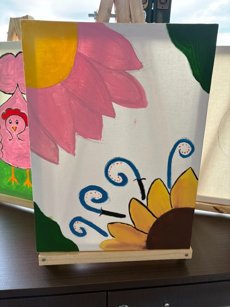 Pintura colorida de flores feita em atividade