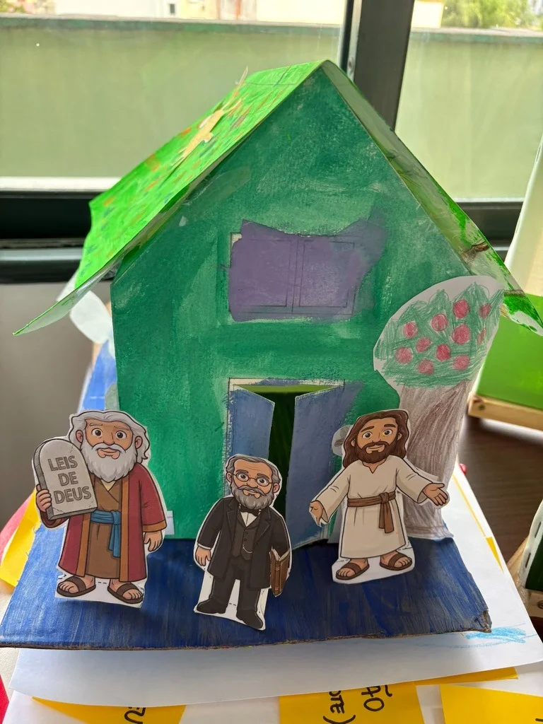 Maquete de uma casa feita com materiais de artesanato