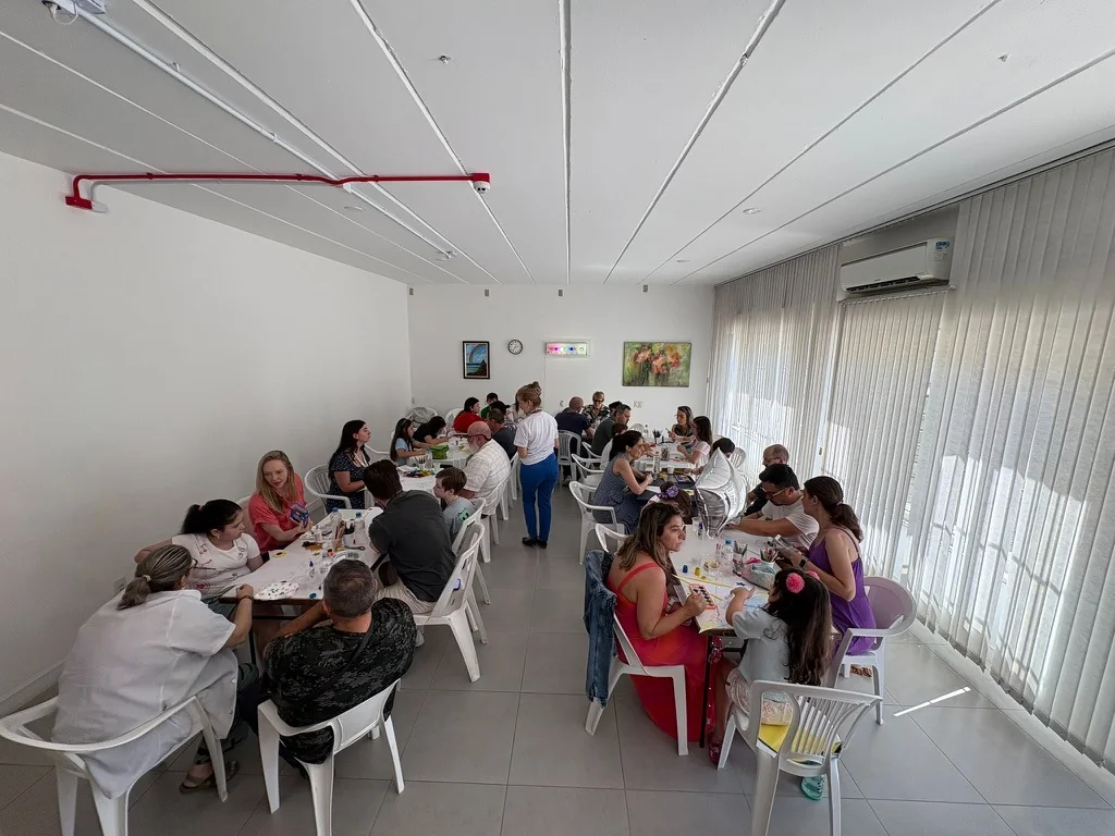 Participantes em atividade coletiva nas mesas