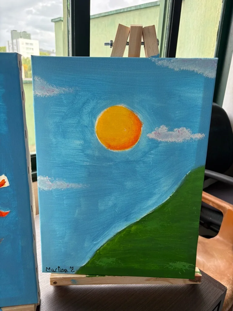 Pintura de uma paisagem com sol e montanhas