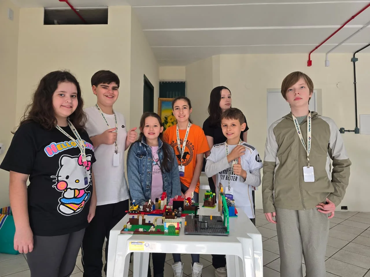 Grupo apresentando uma maquete construída em conjunto