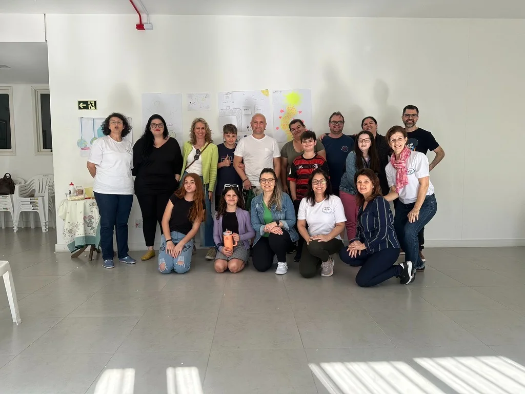Grupo reunido na sala de atividades da Casa